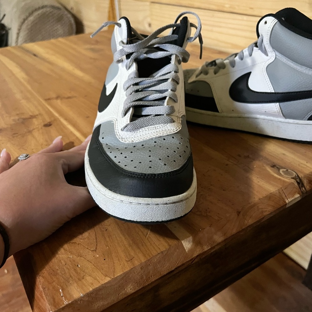 Men’s size 9 1/2 barely worn Nike shoes